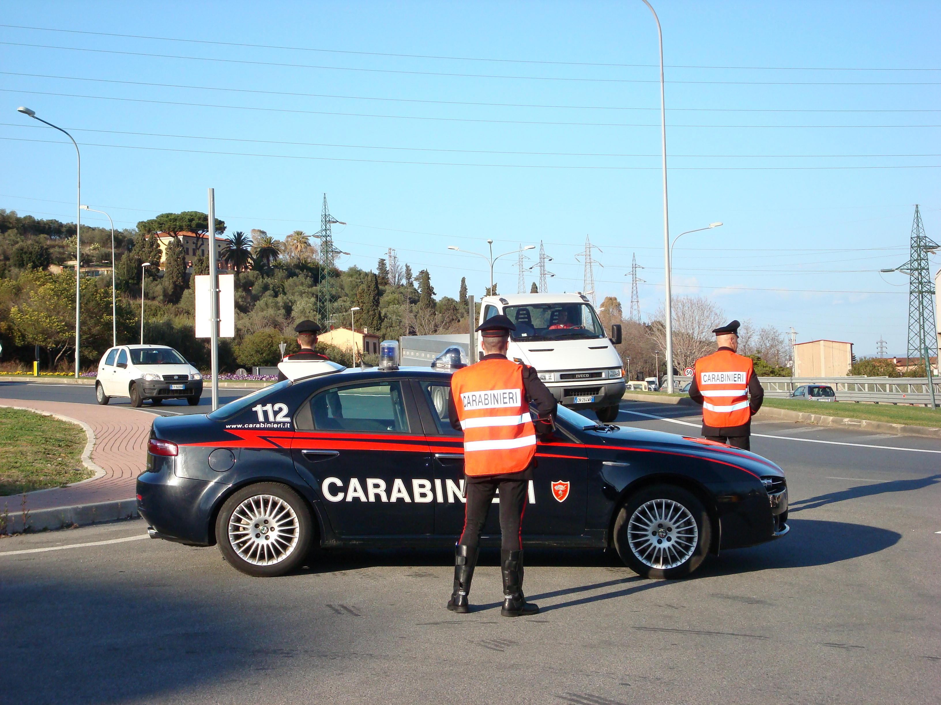 Carabinieri impegnati in un posto di blocco (foto Paolo Barlettani)