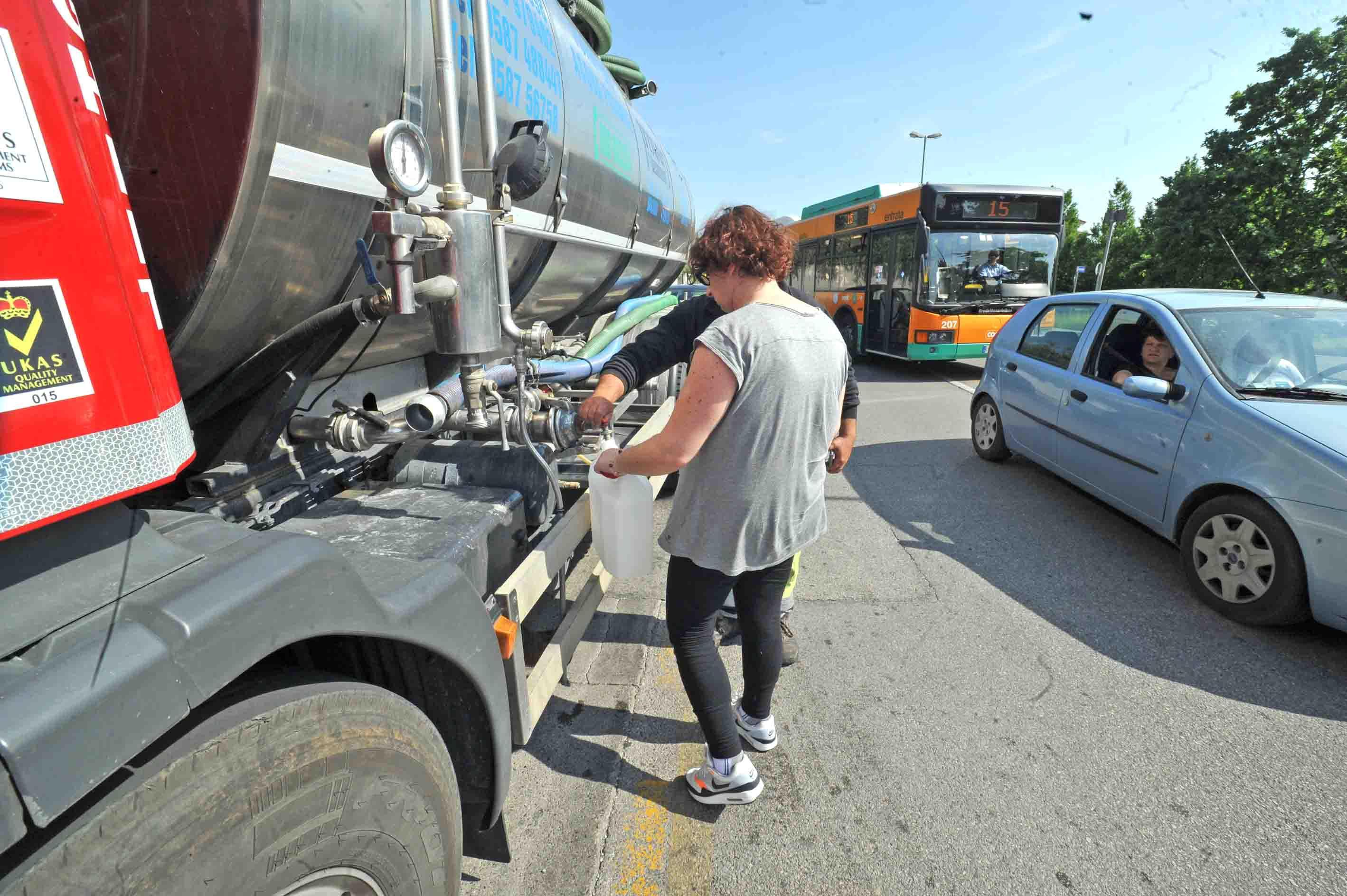 A Candeglia ci si rifornisce d’acqua dall’autobotte posizionata in via Rodari da Publiacqua