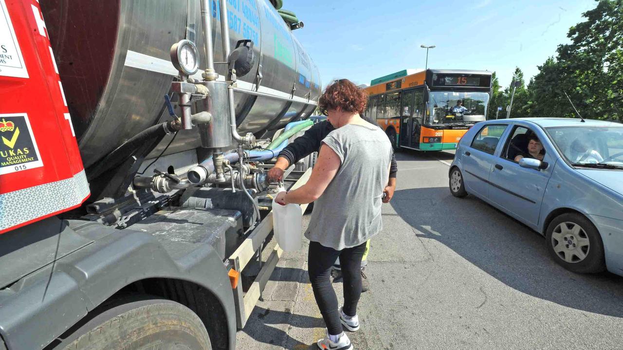 A Candeglia ci si rifornisce d’acqua dall’autobotte posizionata in via Rodari da Publiacqua