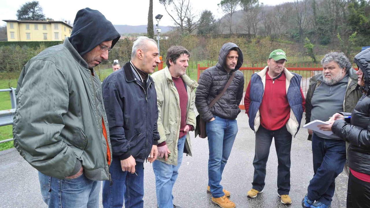 Un gruppo di lavoratori con i rappresentanti sindacali davanti alla cartiera (foto Lorenzo Gori)