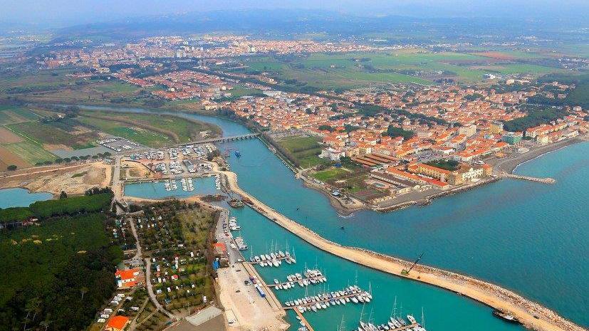 Una veduta dall'alto del porto di Cecina