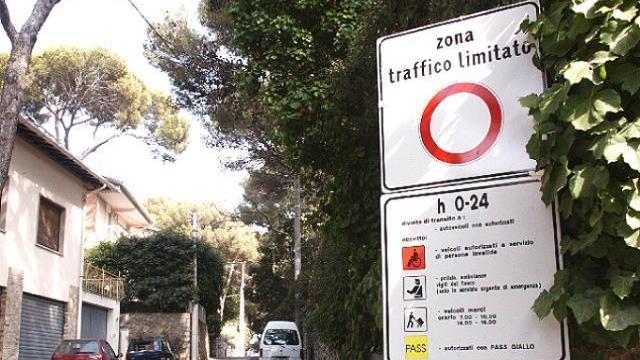 Un cartello delle passate Ztl a Castiglioncello