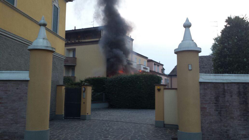 Esplosione a Guastalla, saltate in aria due auto posteggiate in garage 