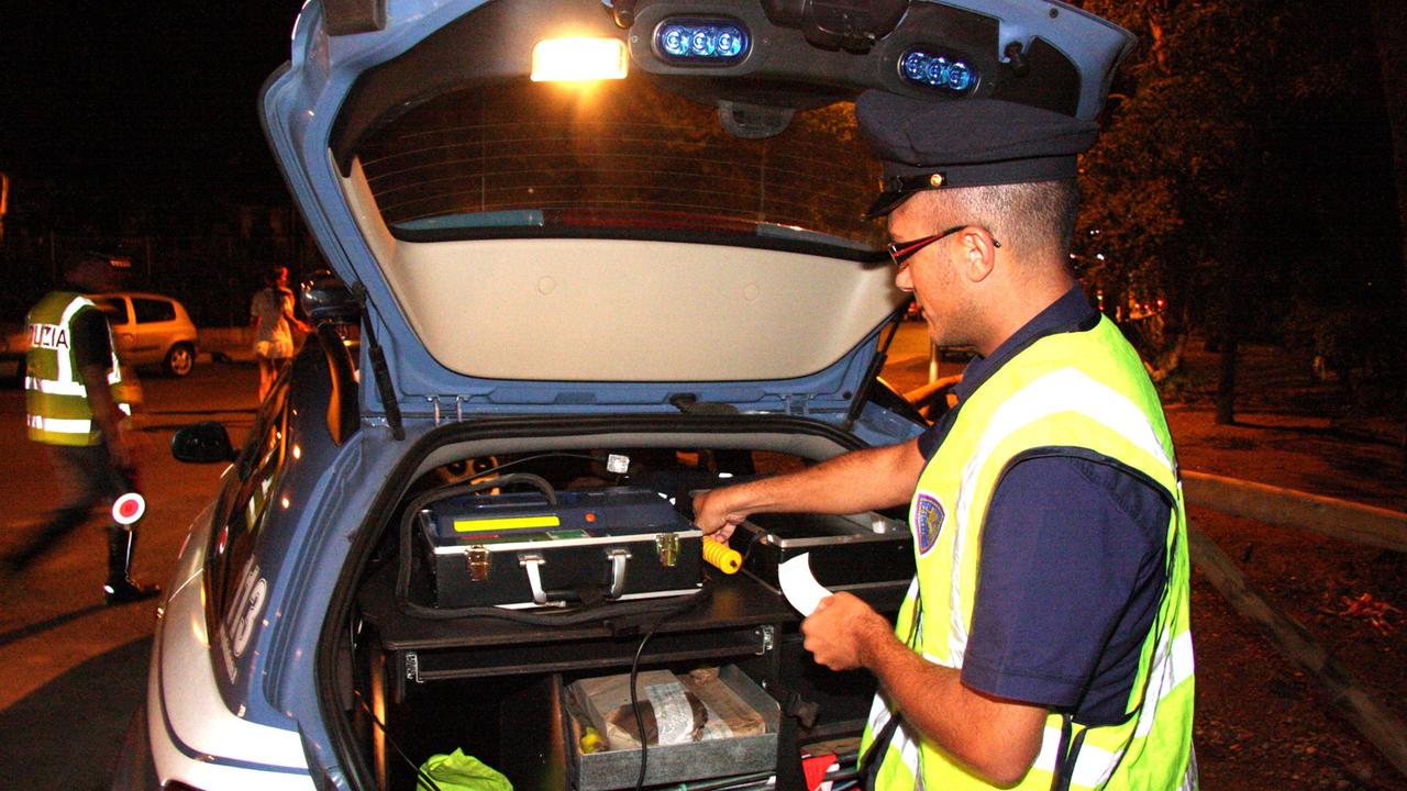 La polizia stradale effettua controlli con l'etilometro