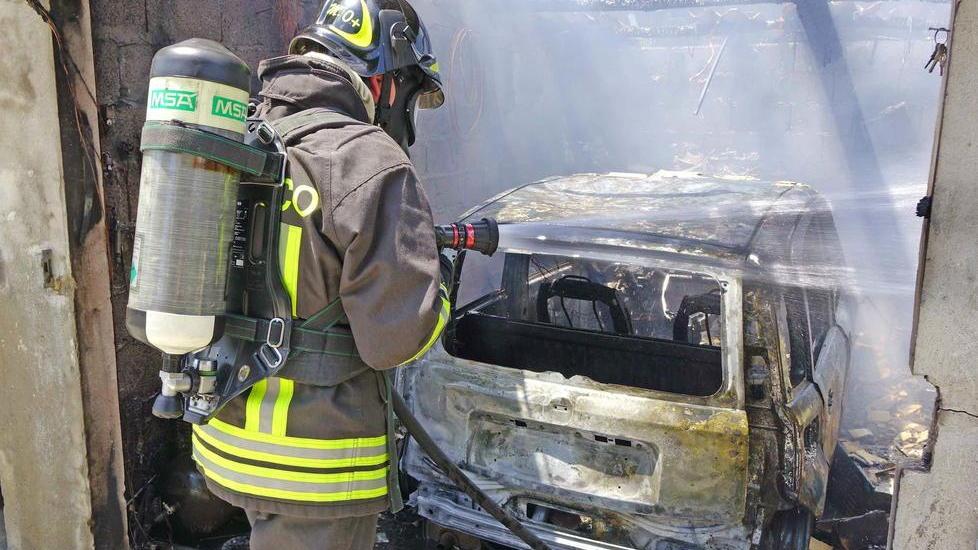 Auto distrutta dalle fiamme in un garage di via Casella