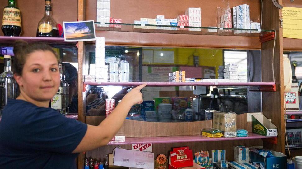 Ladri sfondano la vetrata e rubano al circolo Arci
