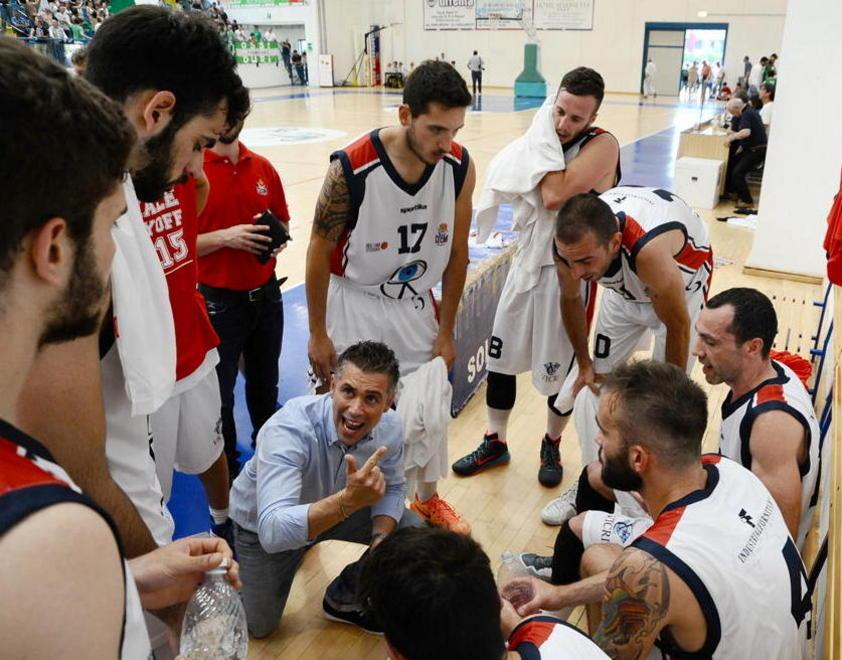 Siparietto tra Parietti e i tifosi ospiti 