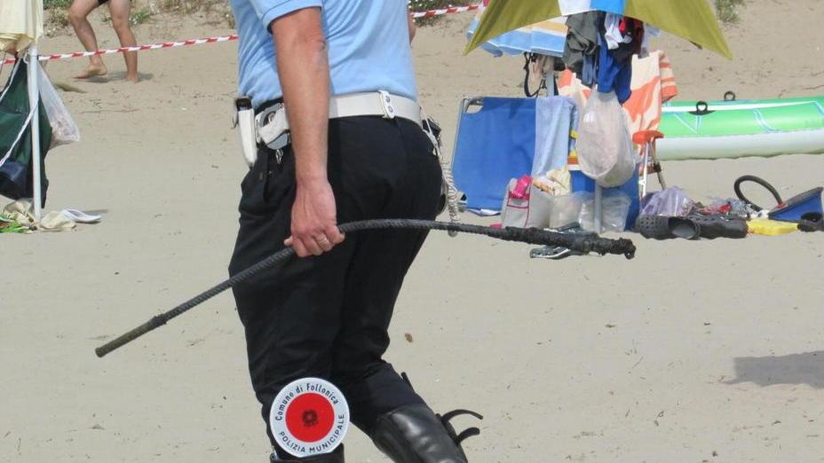Oggetti in mare, spiaggia svuotata
