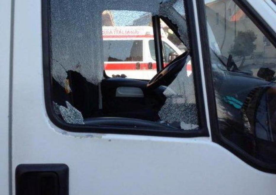 Spaccano il vetro dell’ambulanza 