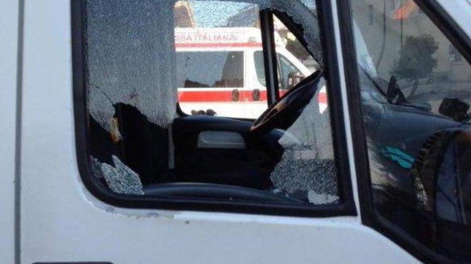 Spaccano il vetro dell’ambulanza