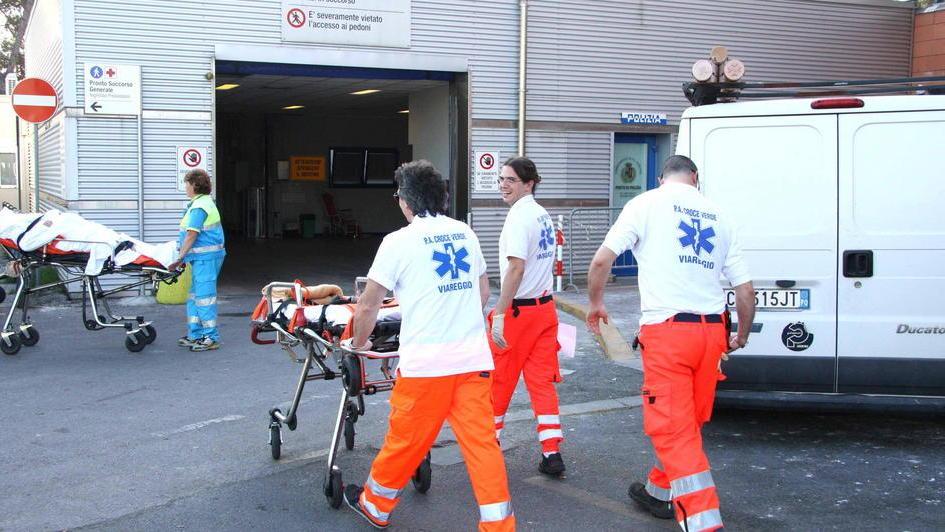 Gravissima nello schianto contro un’auto