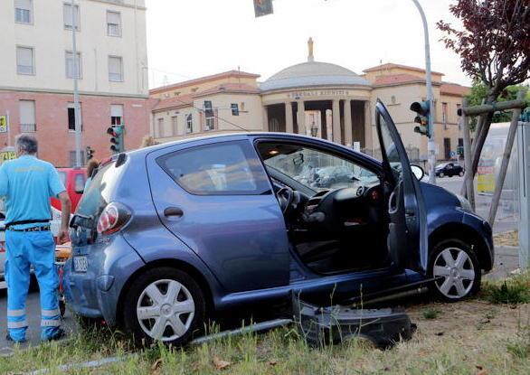 Perde il controllo dell’auto e finisce nell’aiuola della piazza