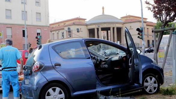 Perde il controllo dell’auto e finisce nell’aiuola della piazza