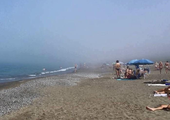 E d’improvviso la nebbia invade spiagge e litorale 