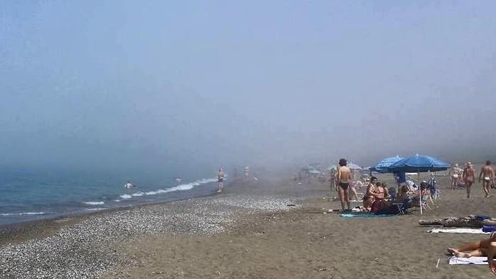 E d’improvviso la nebbia invade spiagge e litorale