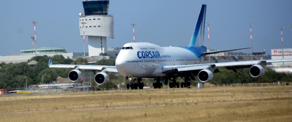 Decolla il Jumbo Corsair, detriti in pista 