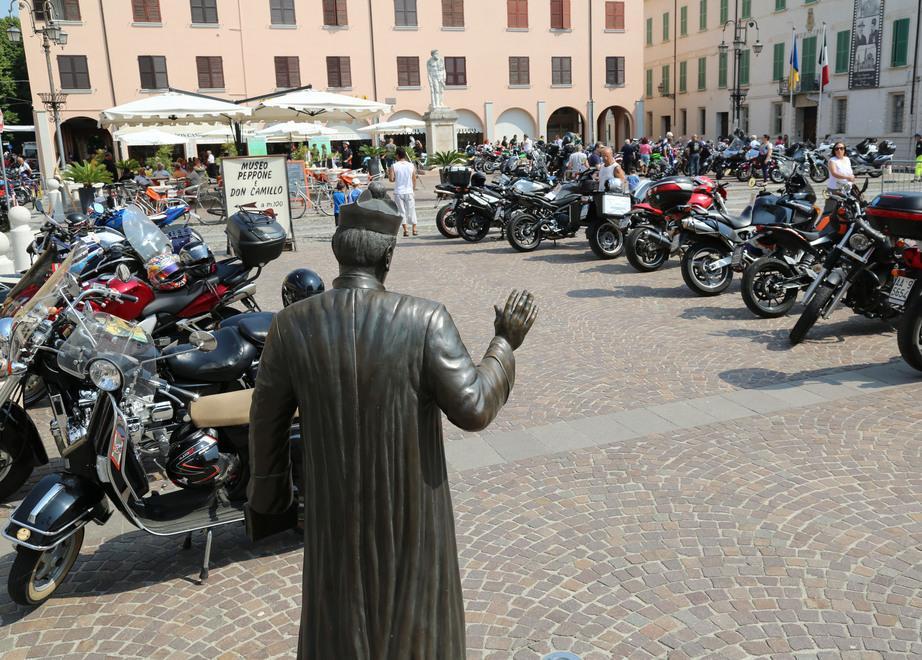 Don Camillo benedice il motoraduno