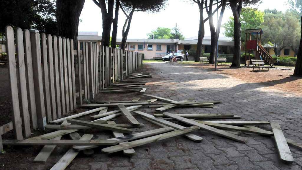 Disastro dei vandali alla scuola materna di Marina di Carrara
