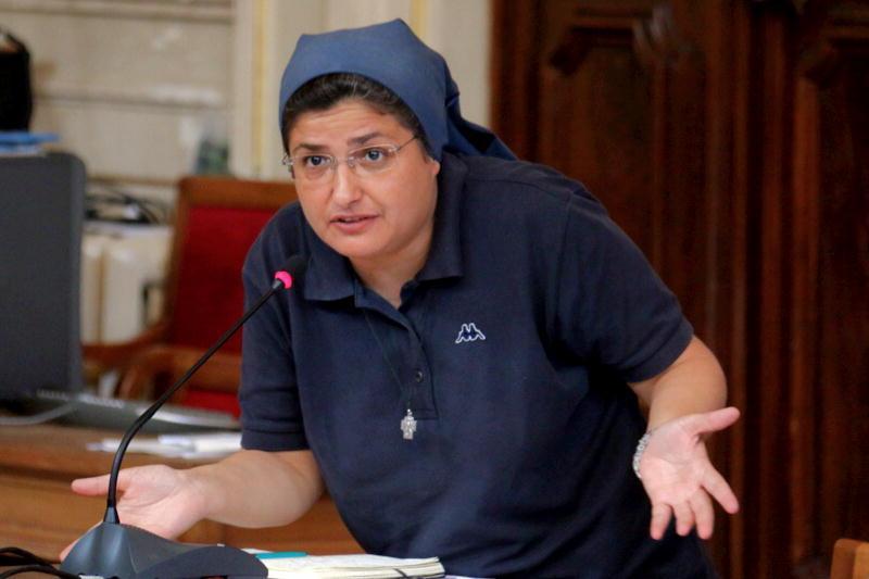 Suor Spiezio durante l'audizione in commissione consiliare