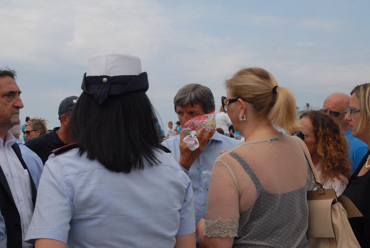 Il sindaco si tiene il ghiaccio sulla faccia dopo lo schiaffo (foto Cuffaro)