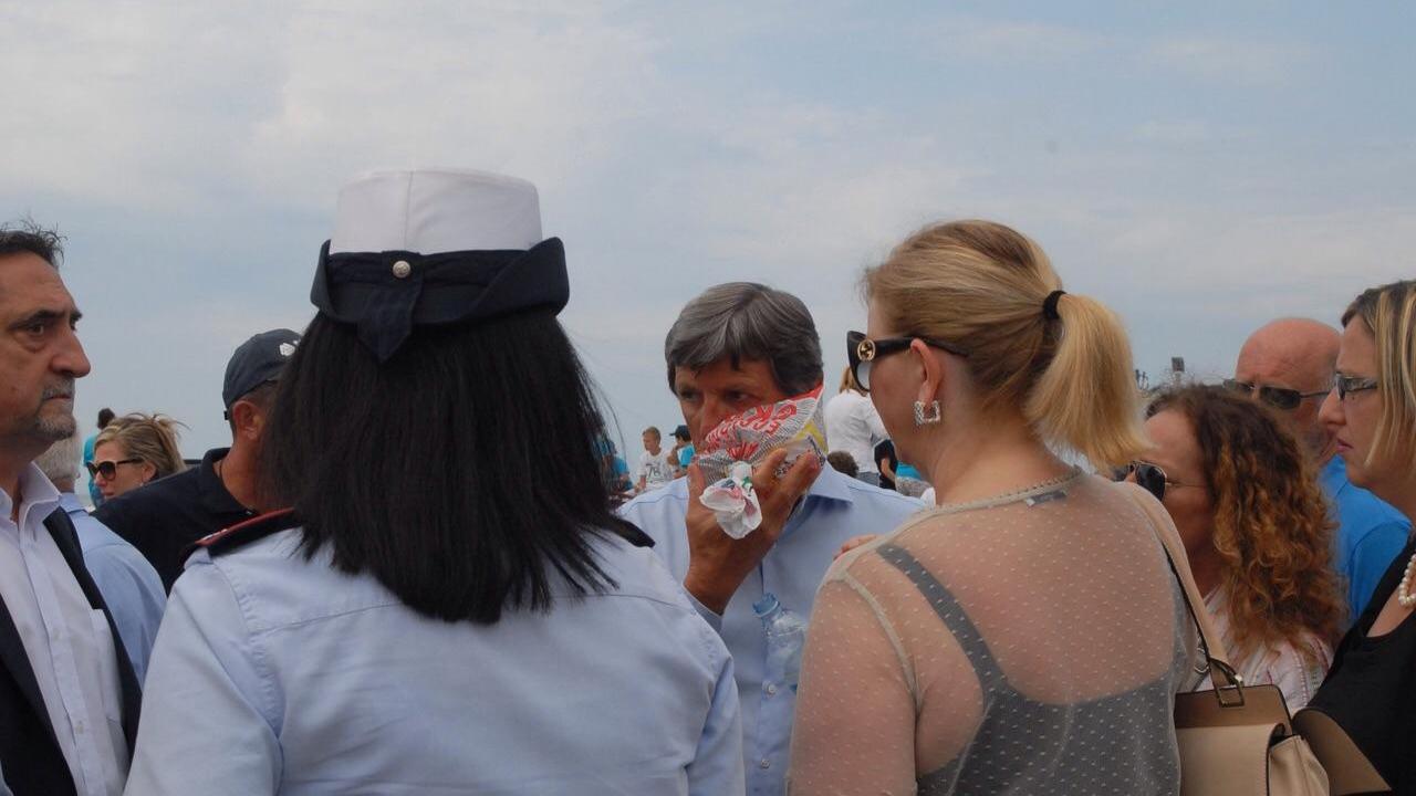 Il sindaco si tiene il ghiaccio sulla faccia dopo lo schiaffo (foto Cuffaro)