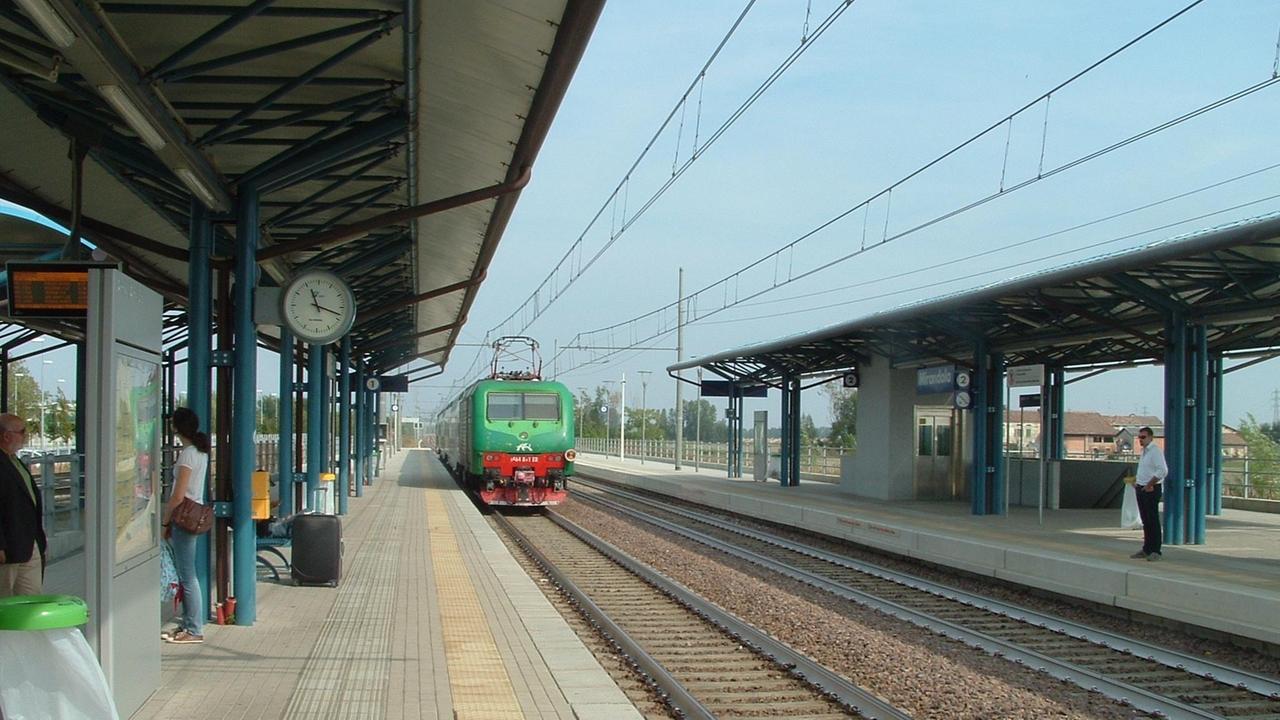 Selfie sui binari dei treni: la polizia multa 16 studenti della Bassa