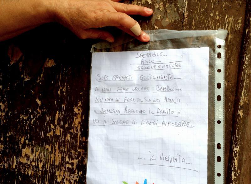 Il cartello affisso da qualche residente alla porta dell'asilo (Marzi Pentafoto)