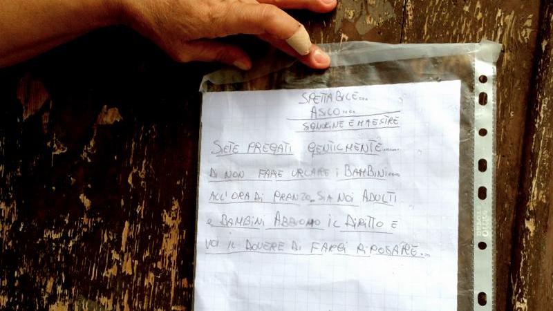 Il cartello affisso da qualche residente alla porta dell'asilo (Marzi Pentafoto)