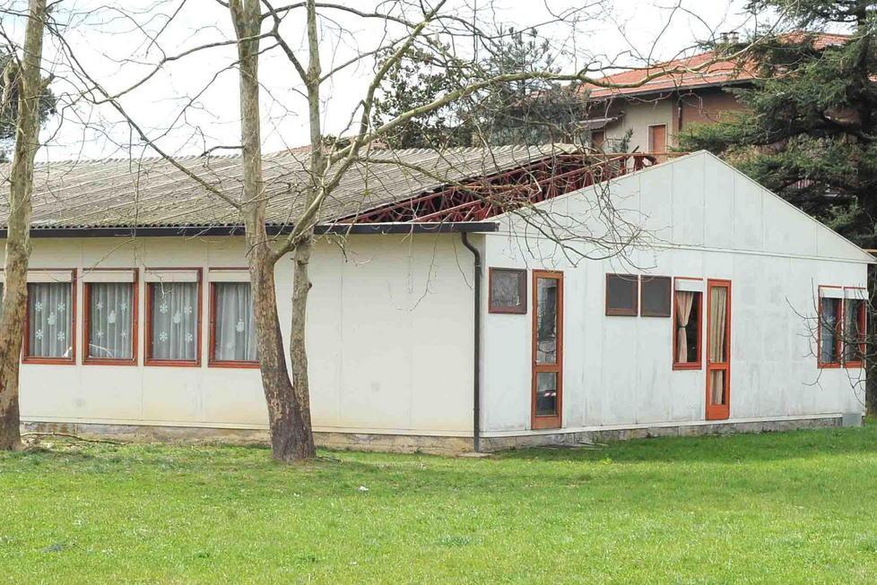La scuola materna di Stazione con il tetto scoperchiato dopo la tempesta di vento