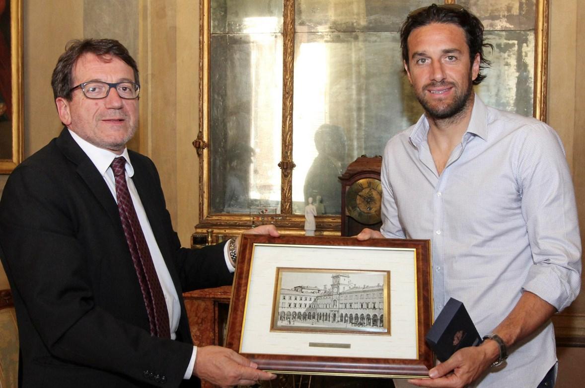 Bomber Luca Toni premiato dal sindaco di Modena