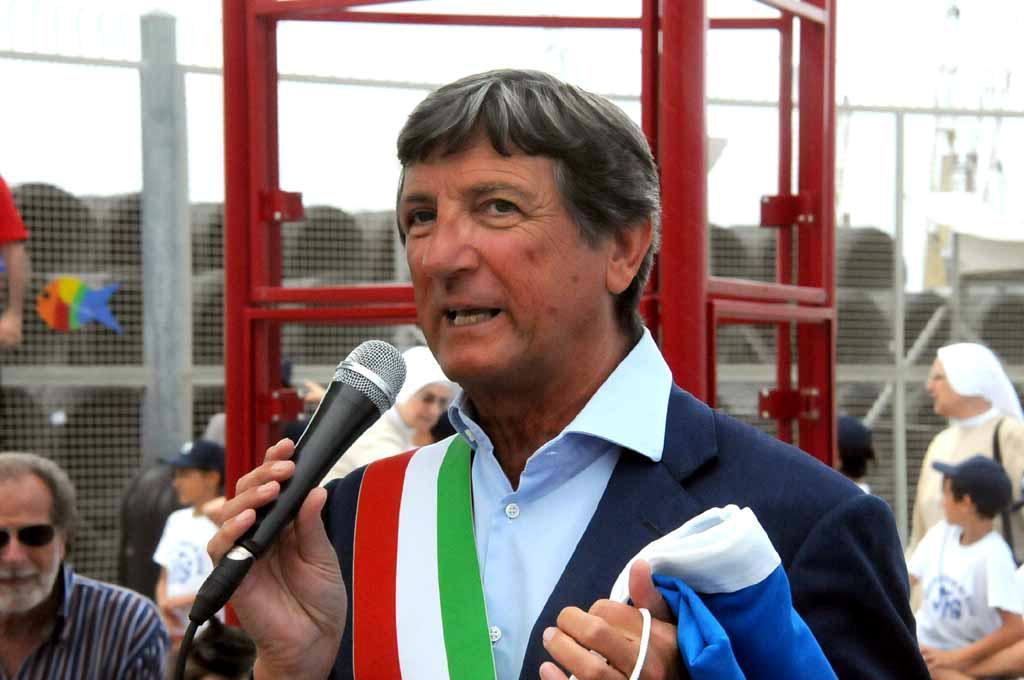 Angelo Zubbani durante la cerimonia in cui è stato aggredito