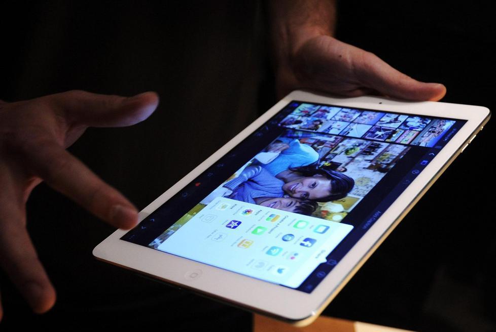 Seguono un iPad rubato e trovano due spacciatori