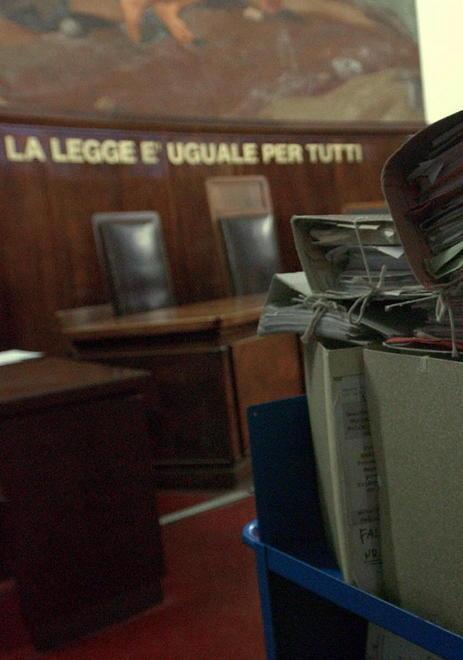 Mostra banconota per “ungere” impiegato condannato a un anno 
