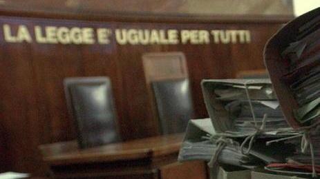 Mostra banconota per “ungere” impiegato condannato a un anno