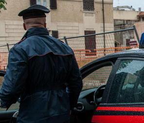 Furto in casa mentre la vittima fa giardinaggio: arrestato