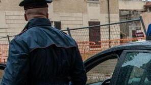 Furto in casa mentre la vittima fa giardinaggio: arrestato