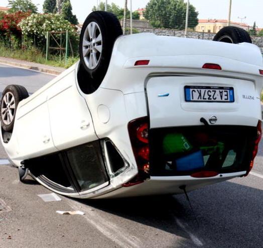 Auto si cappotta dopo lo scontro 