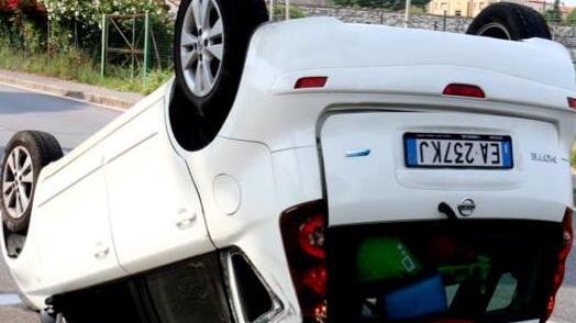 Auto si cappotta dopo lo scontro