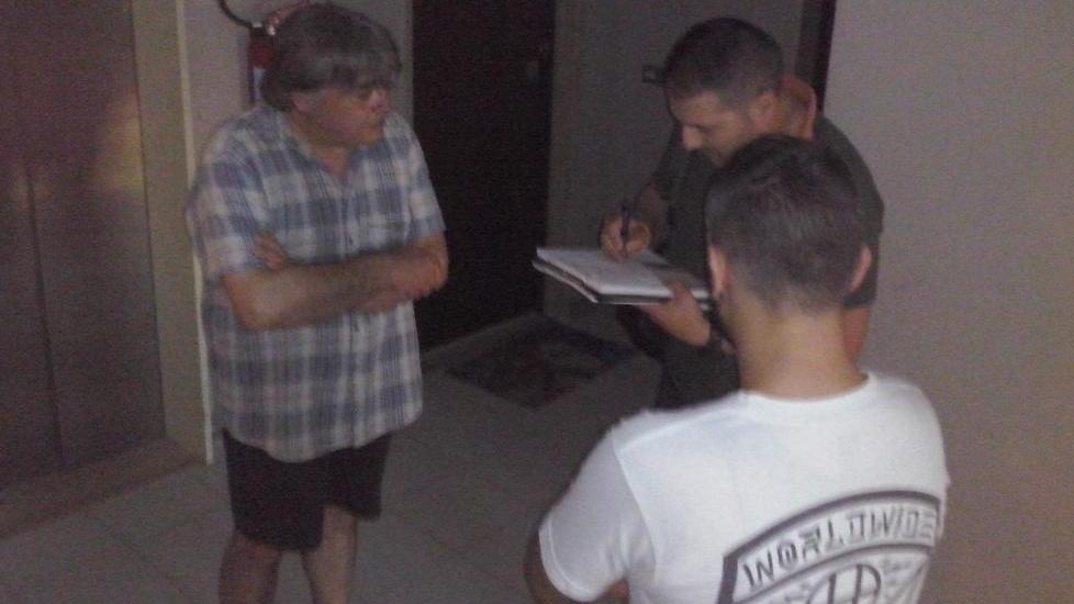 I vicini: «Il ragazzo armato lo abbiamo visto sulle scale»
