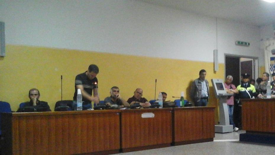 Ritardi nel bilancio, l’opposizione parte all’attacco