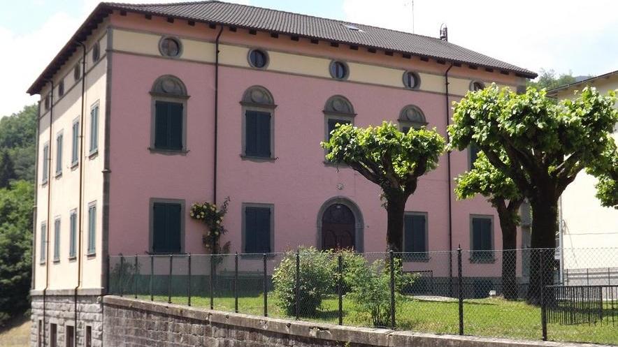 Scompare la scritta “asilo”, è polemica
