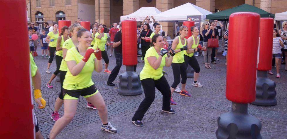 Balli di gruppo in piazza Prampolini