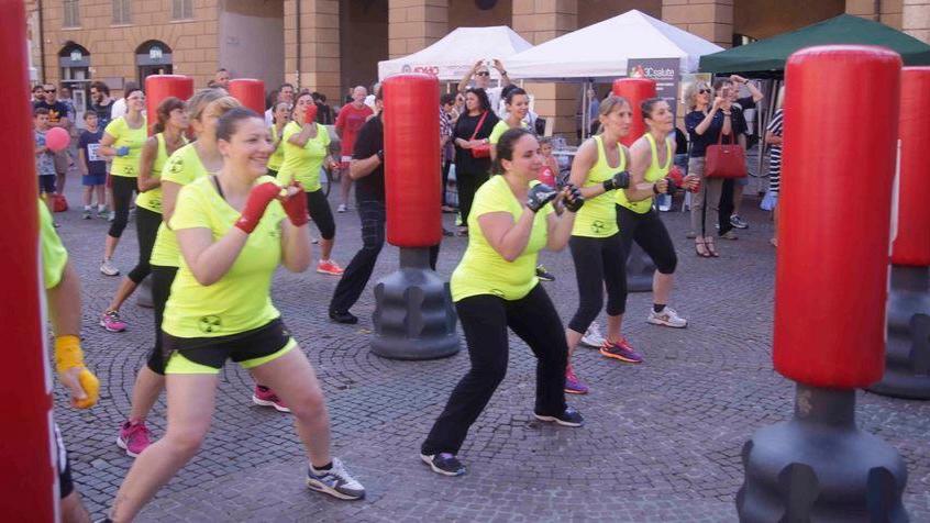 Balli di gruppo in piazza Prampolini