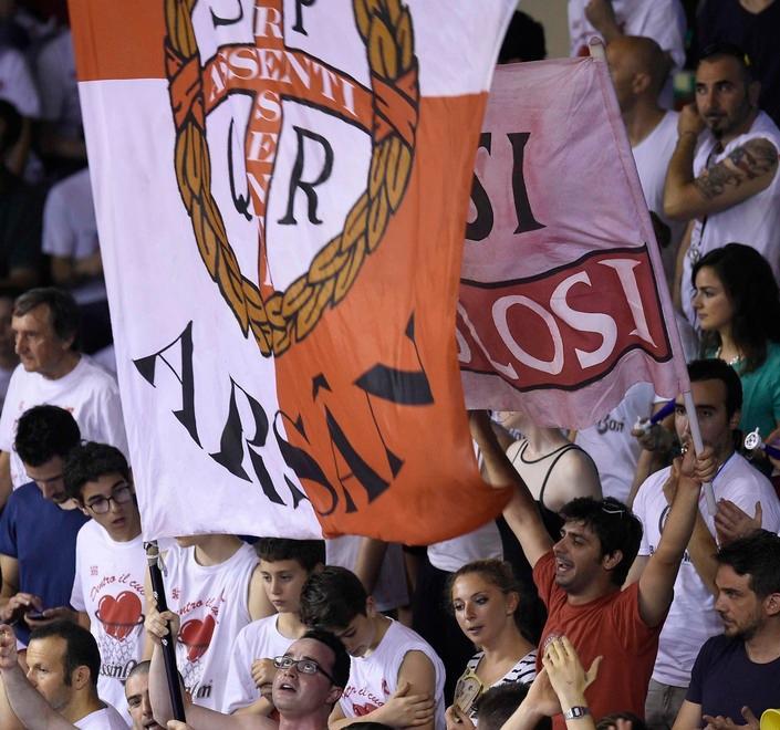 Tifosi in panne, li soccorre la squadra 