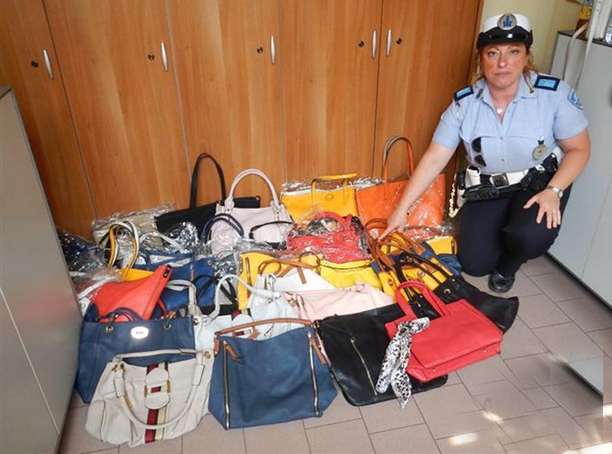 Venditori abusivi fermati in fiera 