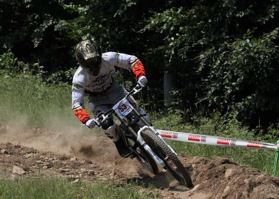 Un atleta di downhill durante una gara sulla Montagna Pistoiese