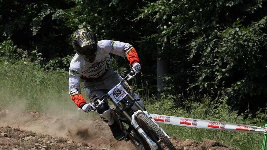 Un atleta di downhill durante una gara sulla Montagna Pistoiese
