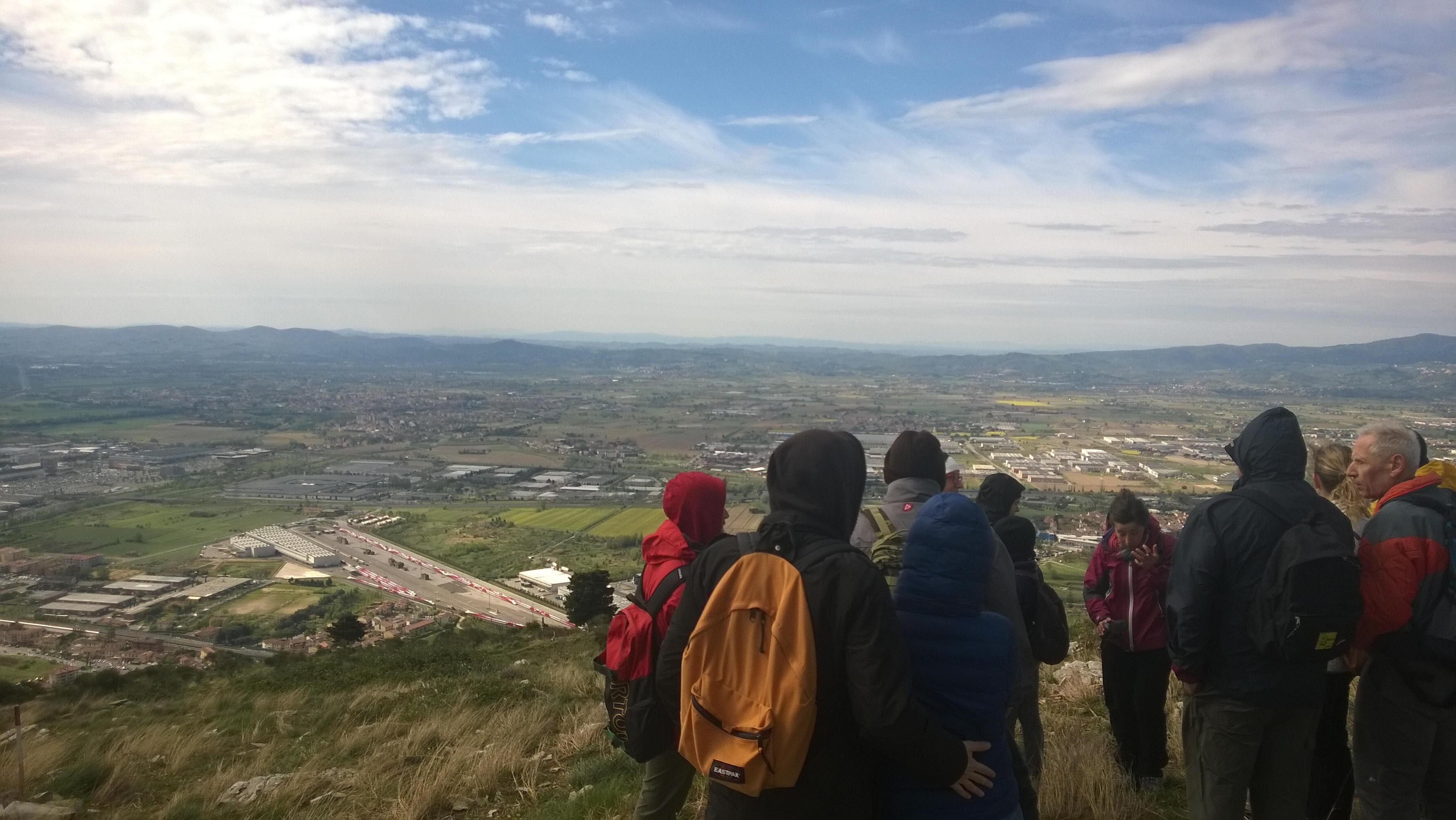 Appassionati di trekking durante una gita in Calvana