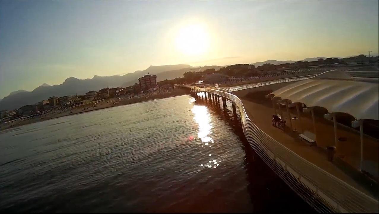 Un fotogramma del drone sul pontile di Lido di Camaiore