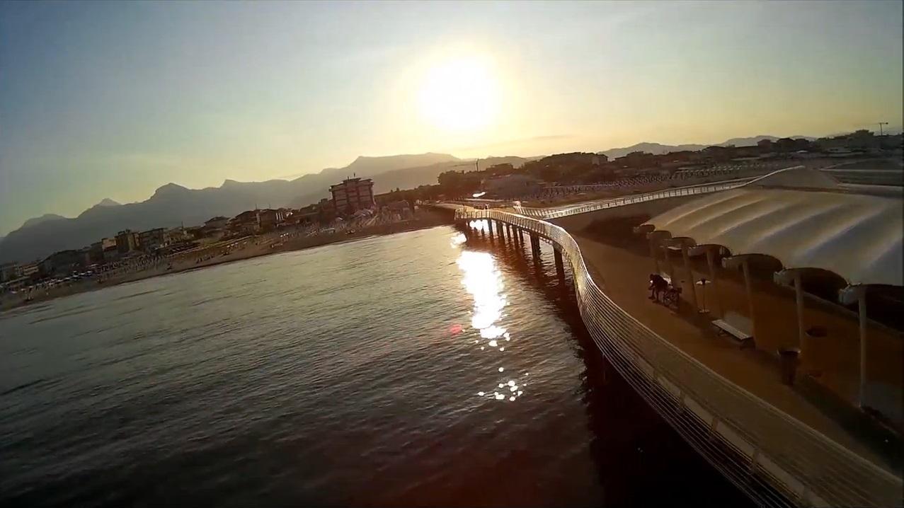 Un fotogramma del drone sul pontile di Lido di Camaiore